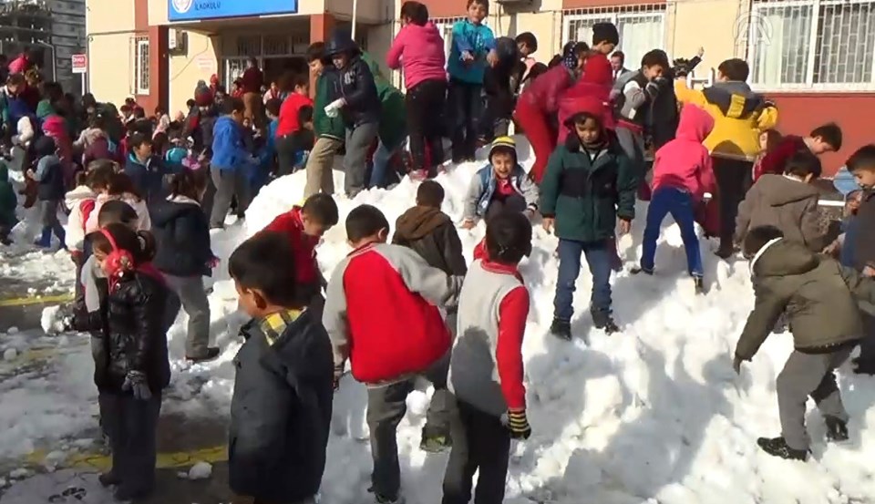 Mersin'in Erdemli ilçesinde bir ilkokulun bahçesine belediye ekipleri tarafından kentin yüksek kesimlerinden kar taşındı. Okul-kar,Wvog7UFBkEGz99xJlBjb2g