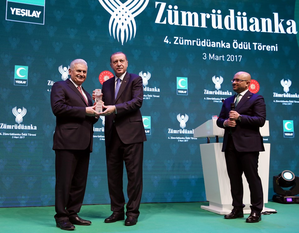 Törende ''Siyaset'' dalında ödüle layık görülen Başbakan Yıldırım'a, ödülünü Cumhurbaşkanı Erdoğan takdim etti.
