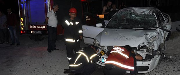 Bursa'da otomobil durağa çarptı: 2 ölü