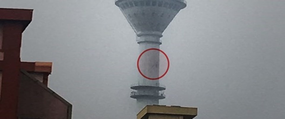 Çarpışmadan sonra kulede maddi hasar meydana geldiği belirtiliyor.