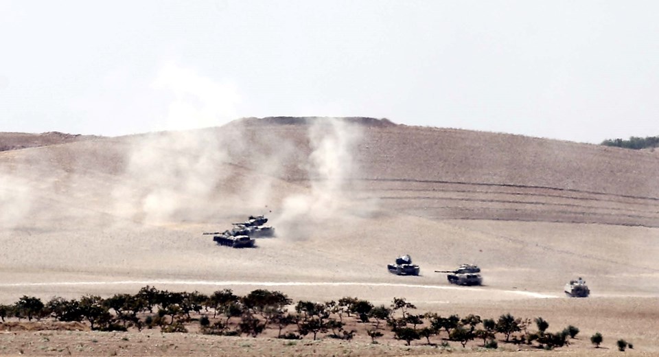 Yaklaşık 20 tank, Suriye sınırının 1 km kadar içine girerek IŞİD hedeflerini vurmaya başladı.<br />