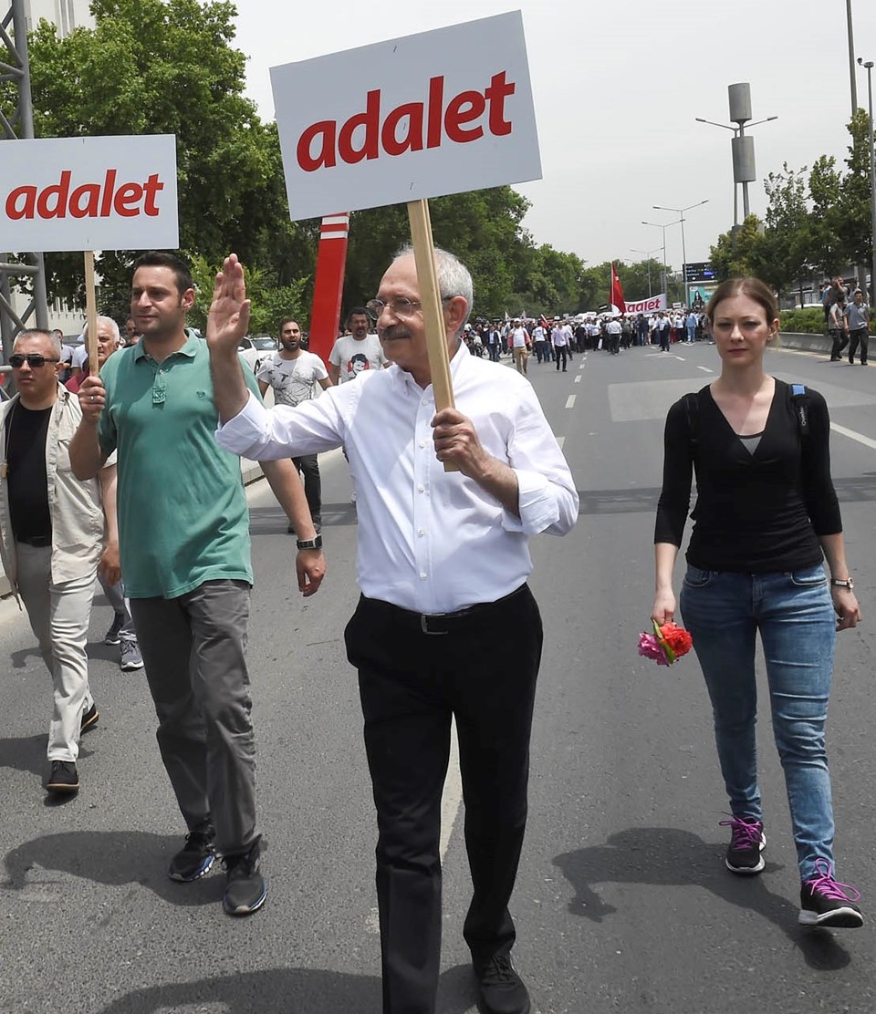 Yürüyüşte Kılıçdaroğlu'na oğlu Kerem ve müstakbel gelini Mine eşlik ediyor.