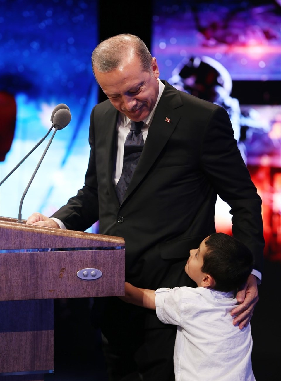 Cumhurbaşkanı Erdoğan, konuşması esnasında yanına gelen şehit çocuğu ile yakından ilgilendi.