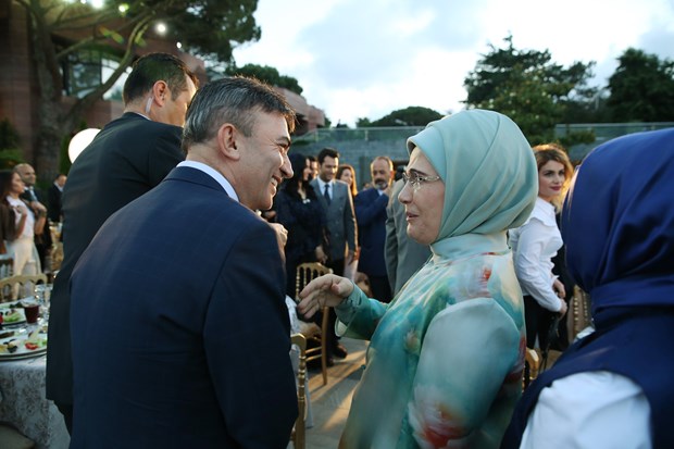 Cumhurbaşkanı Recep Tayyip Erdoğan, İstanbul'da sanatçı ve sporcularla birlikte iftar yaptı. İftara Türkiye'nin yakından tanıdığı birçok isim katıldı. ,2e9kZkKGEUCAMM3UKqhdqw