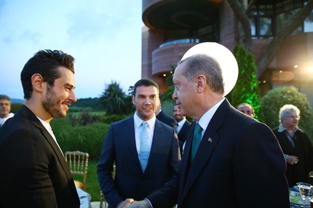 Cumhurbaşkanı Recep Tayyip Erdoğan, İstanbul'da sanatçı ve sporcularla birlikte iftar yaptı. İftara Türkiye'nin yakından tanıdığı birçok isim katıldı. ,4CQNyc1GqUmidEHnZ6tsLA