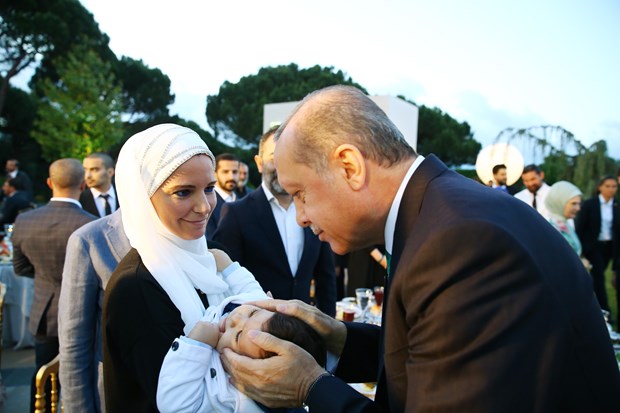 Cumhurbaşkanı Recep Tayyip Erdoğan, İstanbul'da sanatçı ve sporcularla birlikte iftar yaptı. İftara Türkiye'nin yakından tanıdığı birçok isim katıldı. ,6HrYgRlmlk6FSPtmnZkqRQ