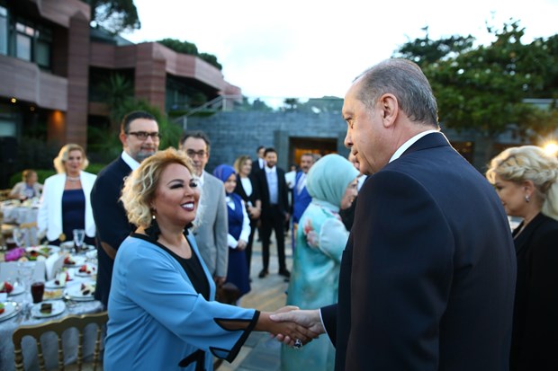 Cumhurbaşkanı Recep Tayyip Erdoğan, İstanbul'da sanatçı ve sporcularla birlikte iftar yaptı. İftara Türkiye'nin yakından tanıdığı birçok isim katıldı. ,6fb9GkMdQkGIZhnqR_l3sA