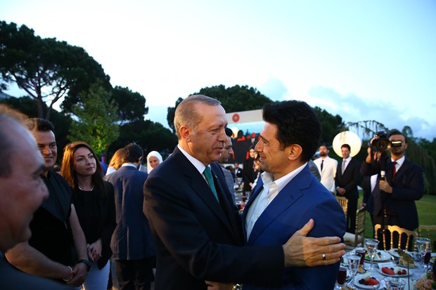 Cumhurbaşkanı Recep Tayyip Erdoğan, İstanbul'da sanatçı ve sporcularla birlikte iftar yaptı. İftara Türkiye'nin yakından tanıdığı birçok isim katıldı. ,83GAytorcEmvr0LiT-Axvg