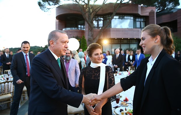 Cumhurbaşkanı Recep Tayyip Erdoğan, İstanbul'da sanatçı ve sporcularla birlikte iftar yaptı. İftara Türkiye'nin yakından tanıdığı birçok isim katıldı. ,AJl9jfo0t0edfFuc4vqhJA