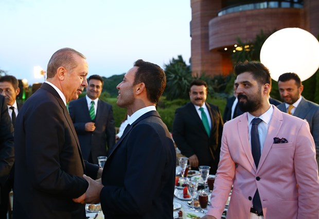 Cumhurbaşkanı Recep Tayyip Erdoğan, İstanbul'da sanatçı ve sporcularla birlikte iftar yaptı. İftara Türkiye'nin yakından tanıdığı birçok isim katıldı. ,Bgb3wf6l00uoNc1gLaIkdw