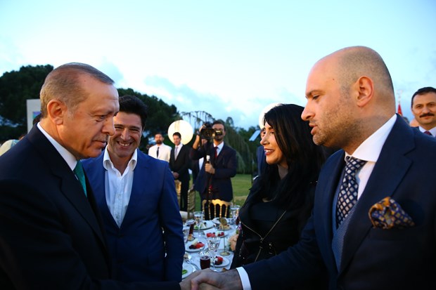 Cumhurbaşkanı Recep Tayyip Erdoğan, İstanbul'da sanatçı ve sporcularla birlikte iftar yaptı. İftara Türkiye'nin yakından tanıdığı birçok isim katıldı. ,EJNvsPMlrUCgkg1zLavUfg