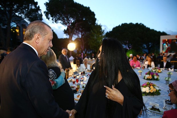 Cumhurbaşkanı Recep Tayyip Erdoğan, İstanbul'da sanatçı ve sporcularla birlikte iftar yaptı. İftara Türkiye'nin yakından tanıdığı birçok isim katıldı. ,J2obR_oHZEa34gI2L7zWOQ