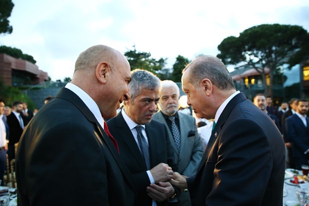 Cumhurbaşkanı Recep Tayyip Erdoğan, İstanbul'da sanatçı ve sporcularla birlikte iftar yaptı. İftara Türkiye'nin yakından tanıdığı birçok isim katıldı. ,Jt64IFmnYECXW0tYNl9LNQ