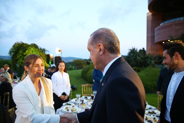 Cumhurbaşkanı Recep Tayyip Erdoğan, İstanbul'da sanatçı ve sporcularla birlikte iftar yaptı. İftara Türkiye'nin yakından tanıdığı birçok isim katıldı. ,MJXSKAZ3YES6qzNiohY8KQ