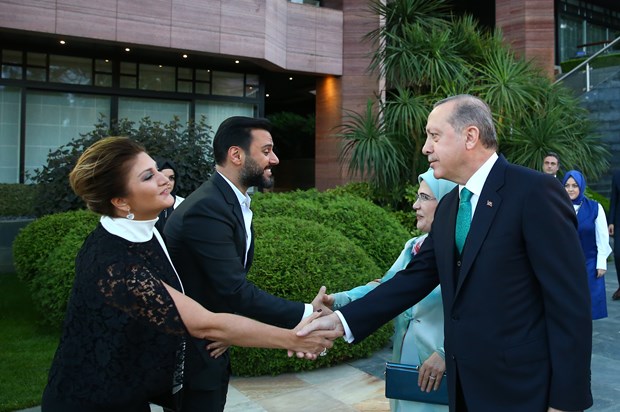 Cumhurbaşkanı Recep Tayyip Erdoğan, İstanbul'da sanatçı ve sporcularla birlikte iftar yaptı. İftara Türkiye'nin yakından tanıdığı birçok isim katıldı. ,N0oxKsUouUmLKGihncvfeg