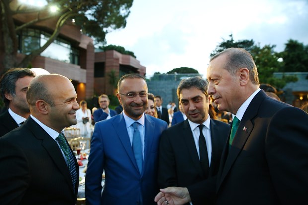 Cumhurbaşkanı Recep Tayyip Erdoğan, İstanbul'da sanatçı ve sporcularla birlikte iftar yaptı. İftara Türkiye'nin yakından tanıdığı birçok isim katıldı. ,N9umb0-dA0a1iNlg6BjE4w