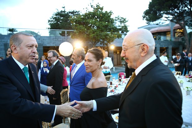 Cumhurbaşkanı Recep Tayyip Erdoğan, İstanbul'da sanatçı ve sporcularla birlikte iftar yaptı. İftara Türkiye'nin yakından tanıdığı birçok isim katıldı. ,OSvQW9KeEkC7ZCvhtM7kHg