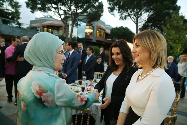 Cumhurbaşkanı Recep Tayyip Erdoğan, İstanbul'da sanatçı ve sporcularla birlikte iftar yaptı. İftara Türkiye'nin yakından tanıdığı birçok isim katıldı. ,OqGKLXgPdk6RKabA4SIk9w