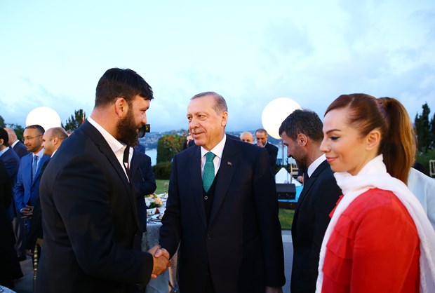 Cumhurbaşkanı Recep Tayyip Erdoğan, İstanbul'da sanatçı ve sporcularla birlikte iftar yaptı. İftara Türkiye'nin yakından tanıdığı birçok isim katıldı. ,Pn2iOfPJMEm9tkM3OQpXag