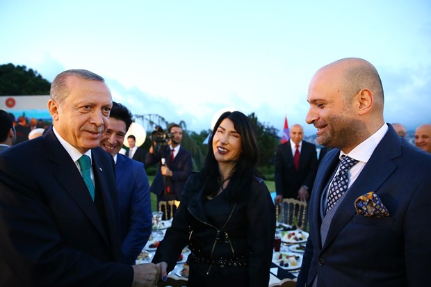 Cumhurbaşkanı Recep Tayyip Erdoğan, İstanbul'da sanatçı ve sporcularla birlikte iftar yaptı. İftara Türkiye'nin yakından tanıdığı birçok isim katıldı. ,PpDE5M4MZ06OFqUDAEtFhQ