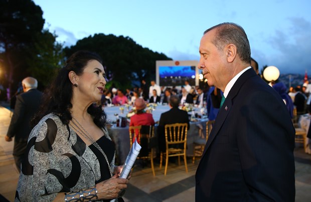 Cumhurbaşkanı Recep Tayyip Erdoğan, İstanbul'da sanatçı ve sporcularla birlikte iftar yaptı. İftara Türkiye'nin yakından tanıdığı birçok isim katıldı. ,QyfsySnGgkOIeRfUkMSRIg