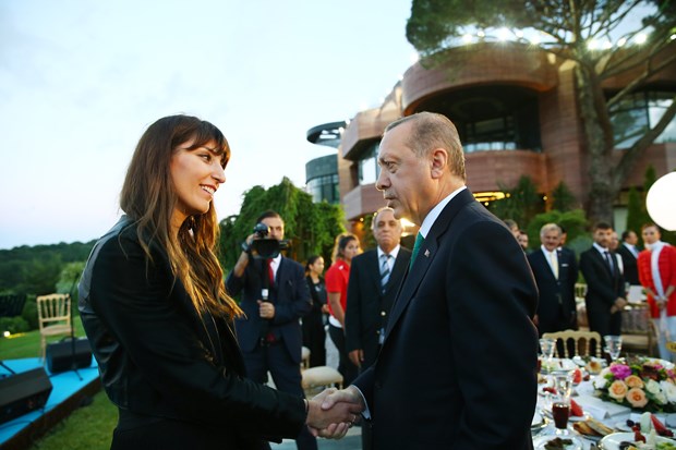 Cumhurbaşkanı Recep Tayyip Erdoğan, İstanbul'da sanatçı ve sporcularla birlikte iftar yaptı. İftara Türkiye'nin yakından tanıdığı birçok isim katıldı. ,TExoNLtlwkGuOUAZOCpTnQ