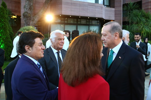 Cumhurbaşkanı Recep Tayyip Erdoğan, İstanbul'da sanatçı ve sporcularla birlikte iftar yaptı. İftara Türkiye'nin yakından tanıdığı birçok isim katıldı. ,UFjrsSh3rkGfBztbCV_Veg