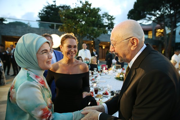 Cumhurbaşkanı Recep Tayyip Erdoğan, İstanbul'da sanatçı ve sporcularla birlikte iftar yaptı. İftara Türkiye'nin yakından tanıdığı birçok isim katıldı. ,UuoWPEAZBE2QvbusOy11aw