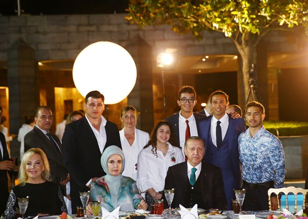 Cumhurbaşkanı Recep Tayyip Erdoğan, İstanbul'da sanatçı ve sporcularla birlikte iftar yaptı. İftara Türkiye'nin yakından tanıdığı birçok isim katıldı. ,Vq8quVGgN0K7wKtabib3vQ