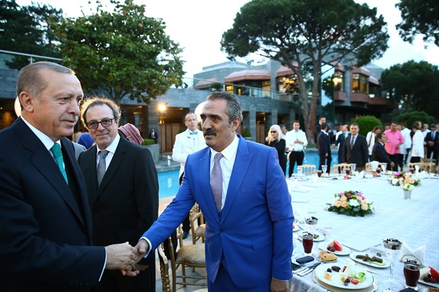 Cumhurbaşkanı Recep Tayyip Erdoğan, İstanbul'da sanatçı ve sporcularla birlikte iftar yaptı. İftara Türkiye'nin yakından tanıdığı birçok isim katıldı. ,W-9MoF9TS02Pg_KLAejqKQ