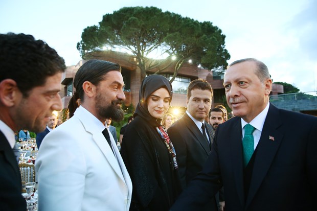 Cumhurbaşkanı Recep Tayyip Erdoğan, İstanbul'da sanatçı ve sporcularla birlikte iftar yaptı. İftara Türkiye'nin yakından tanıdığı birçok isim katıldı. ,WIeBingKzE2PoYSHFEJVlQ