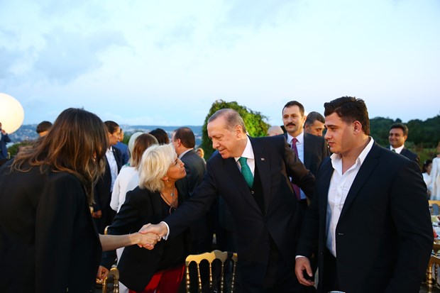 Cumhurbaşkanı Recep Tayyip Erdoğan, İstanbul'da sanatçı ve sporcularla birlikte iftar yaptı. İftara Türkiye'nin yakından tanıdığı birçok isim katıldı. ,YC23twy-AUadDMDEw57PhQ