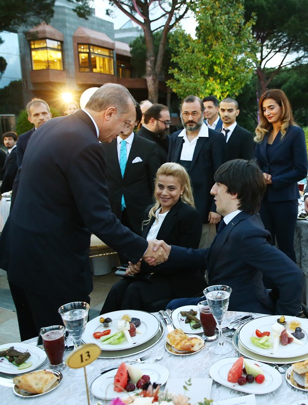 Cumhurbaşkanı Recep Tayyip Erdoğan, İstanbul'da sanatçı ve sporcularla birlikte iftar yaptı. İftara Türkiye'nin yakından tanıdığı birçok isim katıldı. ,ZubxSN9_SUi3HYfNKueWWA