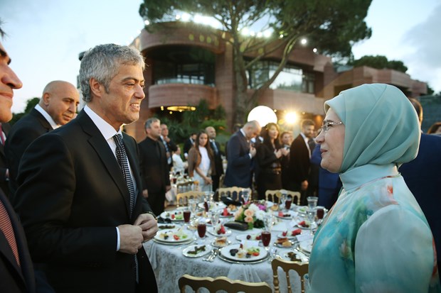 Cumhurbaşkanı Recep Tayyip Erdoğan, İstanbul'da sanatçı ve sporcularla birlikte iftar yaptı. İftara Türkiye'nin yakından tanıdığı birçok isim katıldı. ,b8zmar9DmEiIf6oGw1bkDA