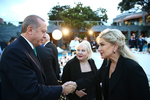 Cumhurbaşkanı Recep Tayyip Erdoğan, İstanbul'da sanatçı ve sporcularla birlikte iftar yaptı. İftara Türkiye'nin yakından tanıdığı birçok isim katıldı. ,dF67vPx_wEWfxUvU8jUA-A