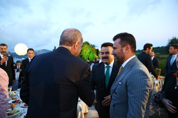 Cumhurbaşkanı Recep Tayyip Erdoğan, İstanbul'da sanatçı ve sporcularla birlikte iftar yaptı. İftara Türkiye'nin yakından tanıdığı birçok isim katıldı. ,e3Uck62p5020TdUrCjw_vQ