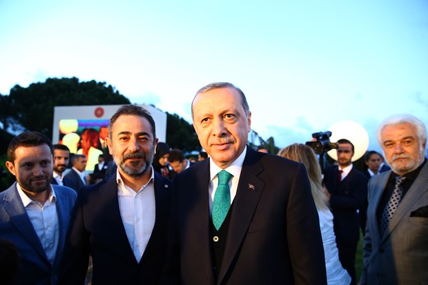 Cumhurbaşkanı Recep Tayyip Erdoğan, İstanbul'da sanatçı ve sporcularla birlikte iftar yaptı. İftara Türkiye'nin yakından tanıdığı birçok isim katıldı. ,frNibhePIUClM1ifpENKPw