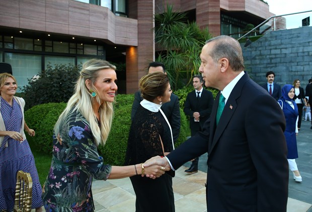 Cumhurbaşkanı Recep Tayyip Erdoğan, İstanbul'da sanatçı ve sporcularla birlikte iftar yaptı. İftara Türkiye'nin yakından tanıdığı birçok isim katıldı. ,hQ9Szh2i70qIvEwdIW_JBg