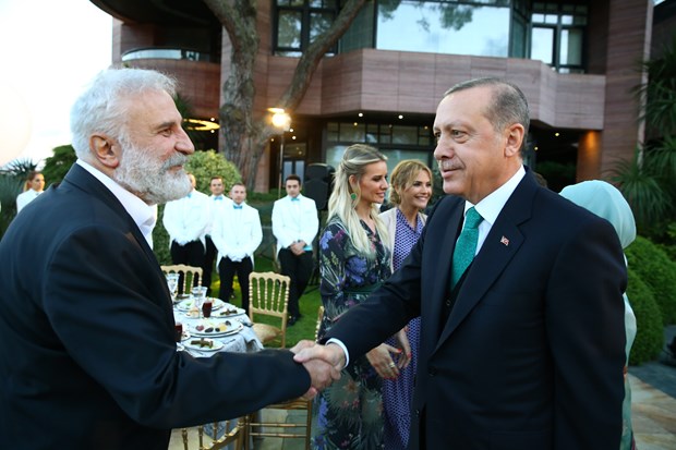 Cumhurbaşkanı Recep Tayyip Erdoğan, İstanbul'da sanatçı ve sporcularla birlikte iftar yaptı. İftara Türkiye'nin yakından tanıdığı birçok isim katıldı. ,m9NovIcyckKzulIjMzI8mw