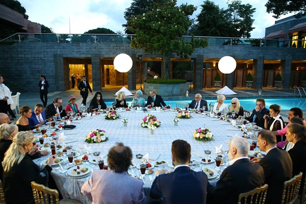 Cumhurbaşkanı Recep Tayyip Erdoğan, İstanbul'da sanatçı ve sporcularla birlikte iftar yaptı. İftara Türkiye'nin yakından tanıdığı birçok isim katıldı. ,mWVYKZW9C06njvrABPcEYg