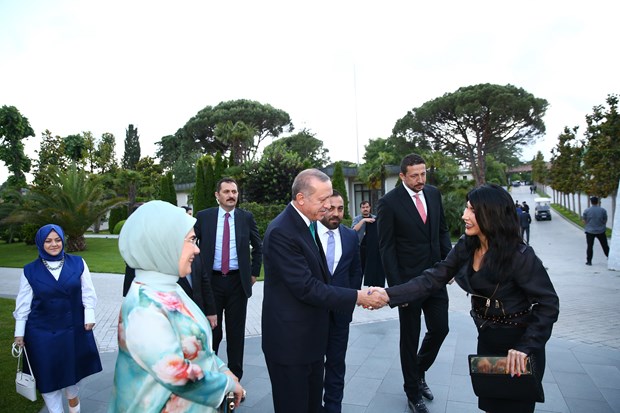 Cumhurbaşkanı Recep Tayyip Erdoğan, İstanbul'da sanatçı ve sporcularla birlikte iftar yaptı. İftara Türkiye'nin yakından tanıdığı birçok isim katıldı. ,nBXXLdLHhkyPTVcFrvjuSA