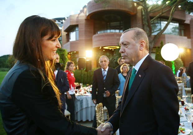 Cumhurbaşkanı Recep Tayyip Erdoğan, İstanbul'da sanatçı ve sporcularla birlikte iftar yaptı. İftara Türkiye'nin yakından tanıdığı birçok isim katıldı. ,nqjj9el1UkGV7vWi_zuoog