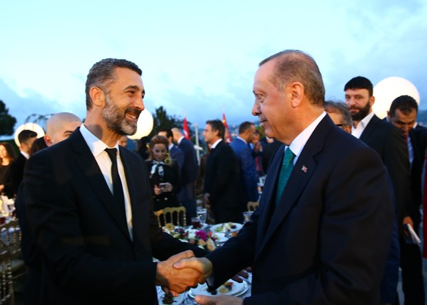 Cumhurbaşkanı Recep Tayyip Erdoğan, İstanbul'da sanatçı ve sporcularla birlikte iftar yaptı. İftara Türkiye'nin yakından tanıdığı birçok isim katıldı. ,pv0diBelV0eKlpynglGZOw