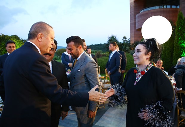 Cumhurbaşkanı Recep Tayyip Erdoğan, İstanbul'da sanatçı ve sporcularla birlikte iftar yaptı. İftara Türkiye'nin yakından tanıdığı birçok isim katıldı. ,sM5g0QXdWE-S3ObSBUM6SA