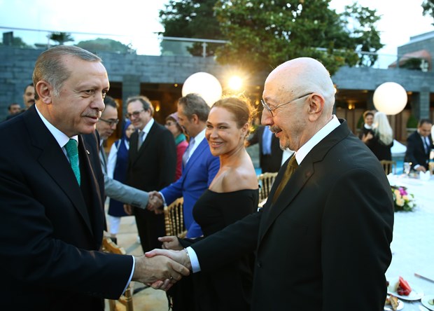 Cumhurbaşkanı Recep Tayyip Erdoğan, İstanbul'da sanatçı ve sporcularla birlikte iftar yaptı. İftara Türkiye'nin yakından tanıdığı birçok isim katıldı. ,sshVMvJyY0mcO2Uy3AJhVg