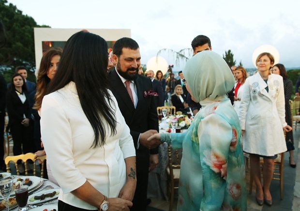 Cumhurbaşkanı Recep Tayyip Erdoğan, İstanbul'da sanatçı ve sporcularla birlikte iftar yaptı. İftara Türkiye'nin yakından tanıdığı birçok isim katıldı. ,tUWWvvWmfkaXDIIn6TXdVw