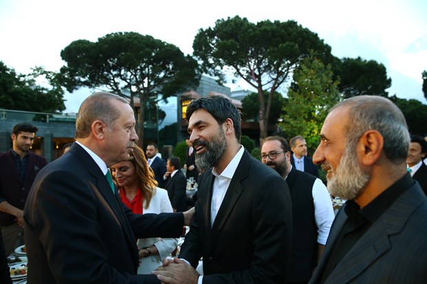 Cumhurbaşkanı Recep Tayyip Erdoğan, İstanbul'da sanatçı ve sporcularla birlikte iftar yaptı. İftara Türkiye'nin yakından tanıdığı birçok isim katıldı. ,tcRx3Ab2tE6qUefQuyLSnA