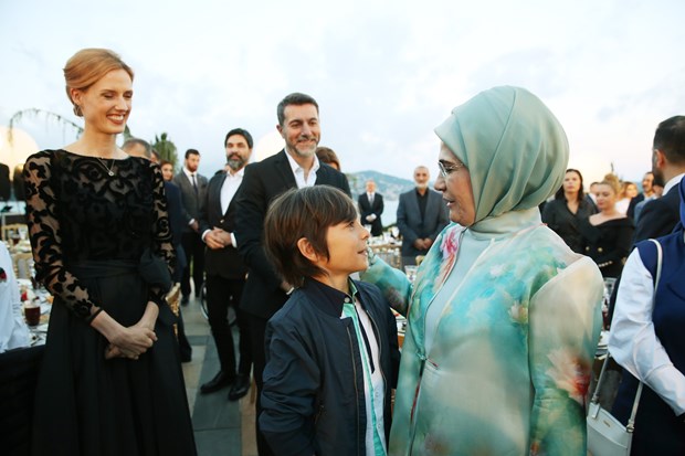 Cumhurbaşkanı Recep Tayyip Erdoğan, İstanbul'da sanatçı ve sporcularla birlikte iftar yaptı. İftara Türkiye'nin yakından tanıdığı birçok isim katıldı. ,uQuZZTPUkkC7CnBkjz3zgA