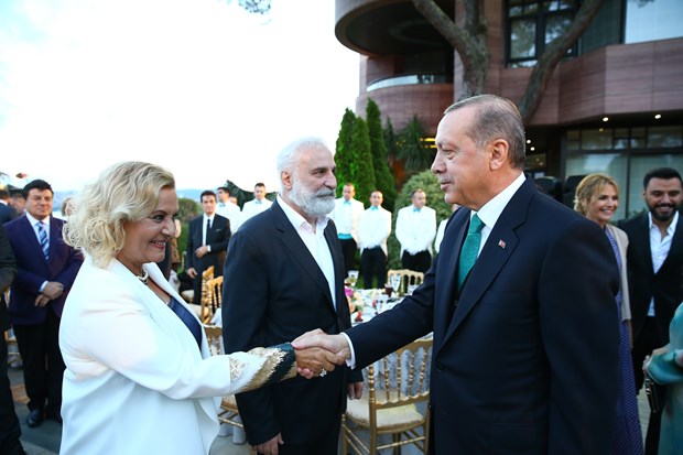 Cumhurbaşkanı Recep Tayyip Erdoğan, İstanbul'da sanatçı ve sporcularla birlikte iftar yaptı. İftara Türkiye'nin yakından tanıdığı birçok isim katıldı. ,x34eJvAF0km6QTbJyBT2Ew