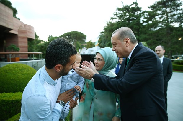 Cumhurbaşkanı Recep Tayyip Erdoğan, İstanbul'da sanatçı ve sporcularla birlikte iftar yaptı. İftara Türkiye'nin yakından tanıdığı birçok isim katıldı. ,yrqOOx51PkKuFIBvLZSFQQ